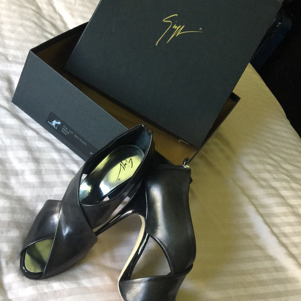 Giuseppe Zanotti 37.5 black leather sandals heels